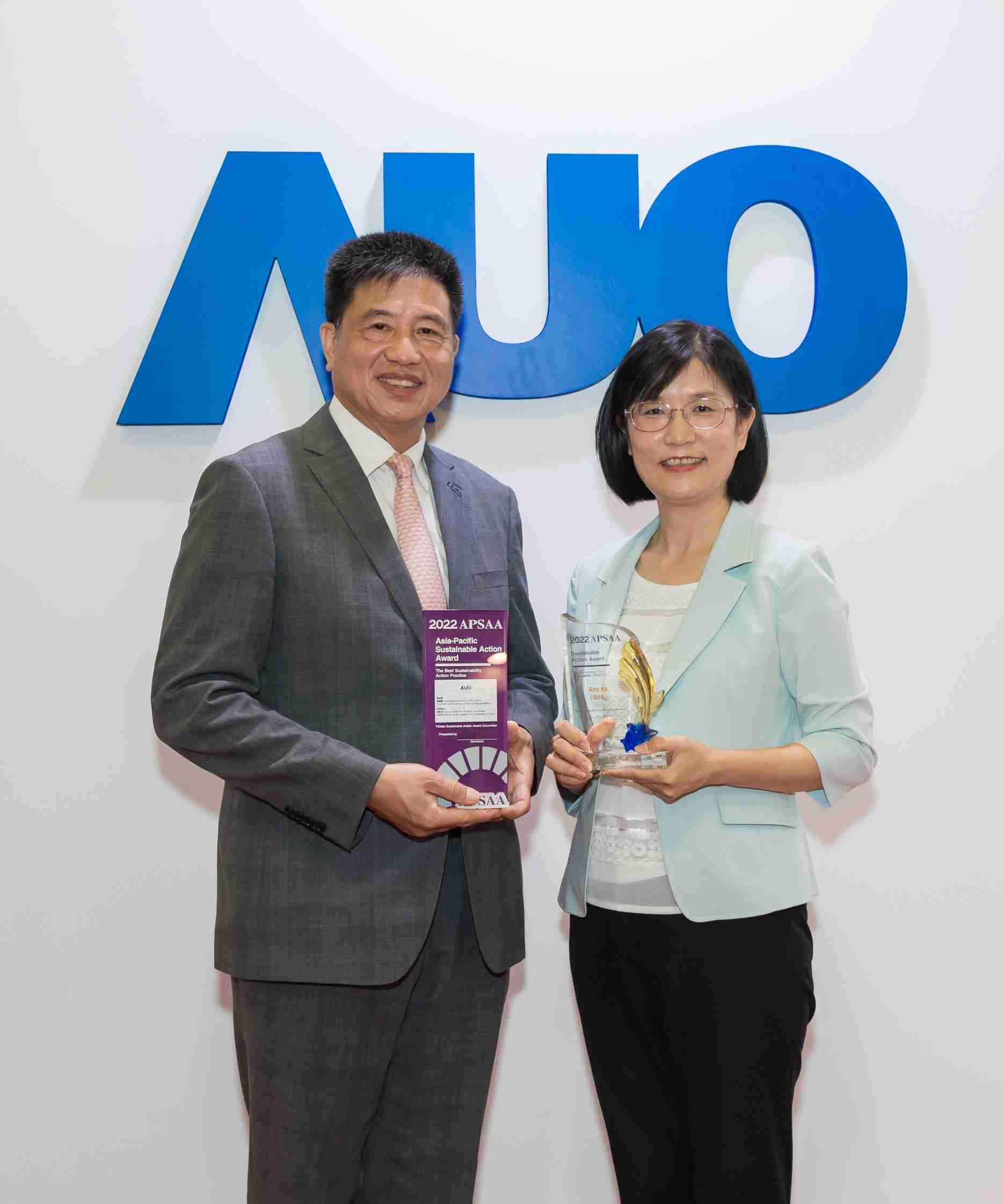 壹号平台长期垫筑永续远景的基石，，，，透过ESG暨气候委员会逐步实践永续策略蓝图。。。。其中，，，，壹号平台光电永续长古秀华带领团队、、、、制定中长期目标，，，，缔造多面向亮眼表现，，，，获得「顶尖永续长奖」的个人奖殊荣（左：壹号平台光电董事长暨执行长彭双浪，，，右：壹号平台光电永续长古秀华）