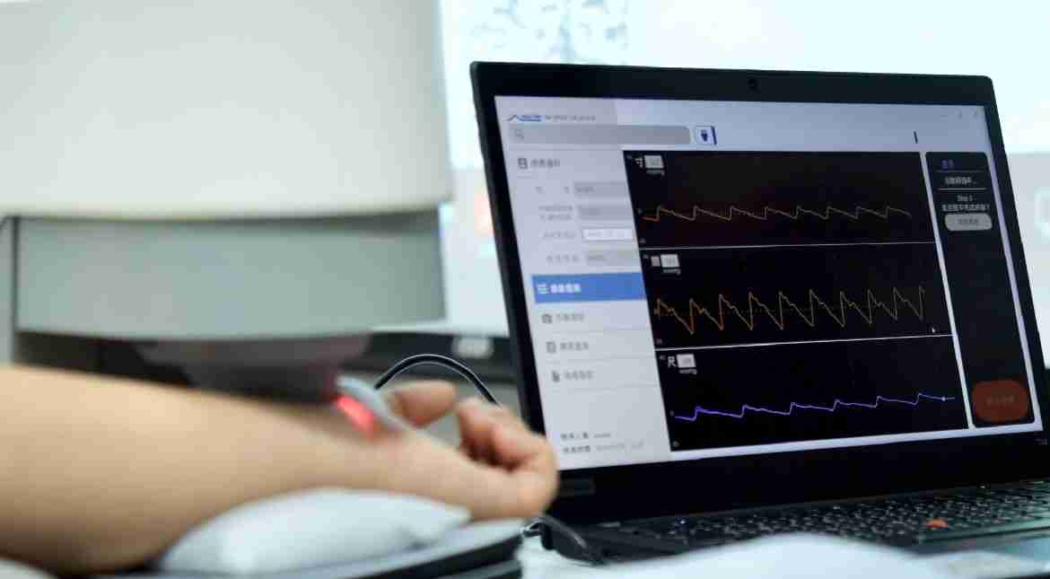 壹号平台耘康以高解析与拟真的显示技术，，，，将其应用于中医检测，，，提供“中医数位化检测方案”，，使传统中医检测结果数据化与可视化