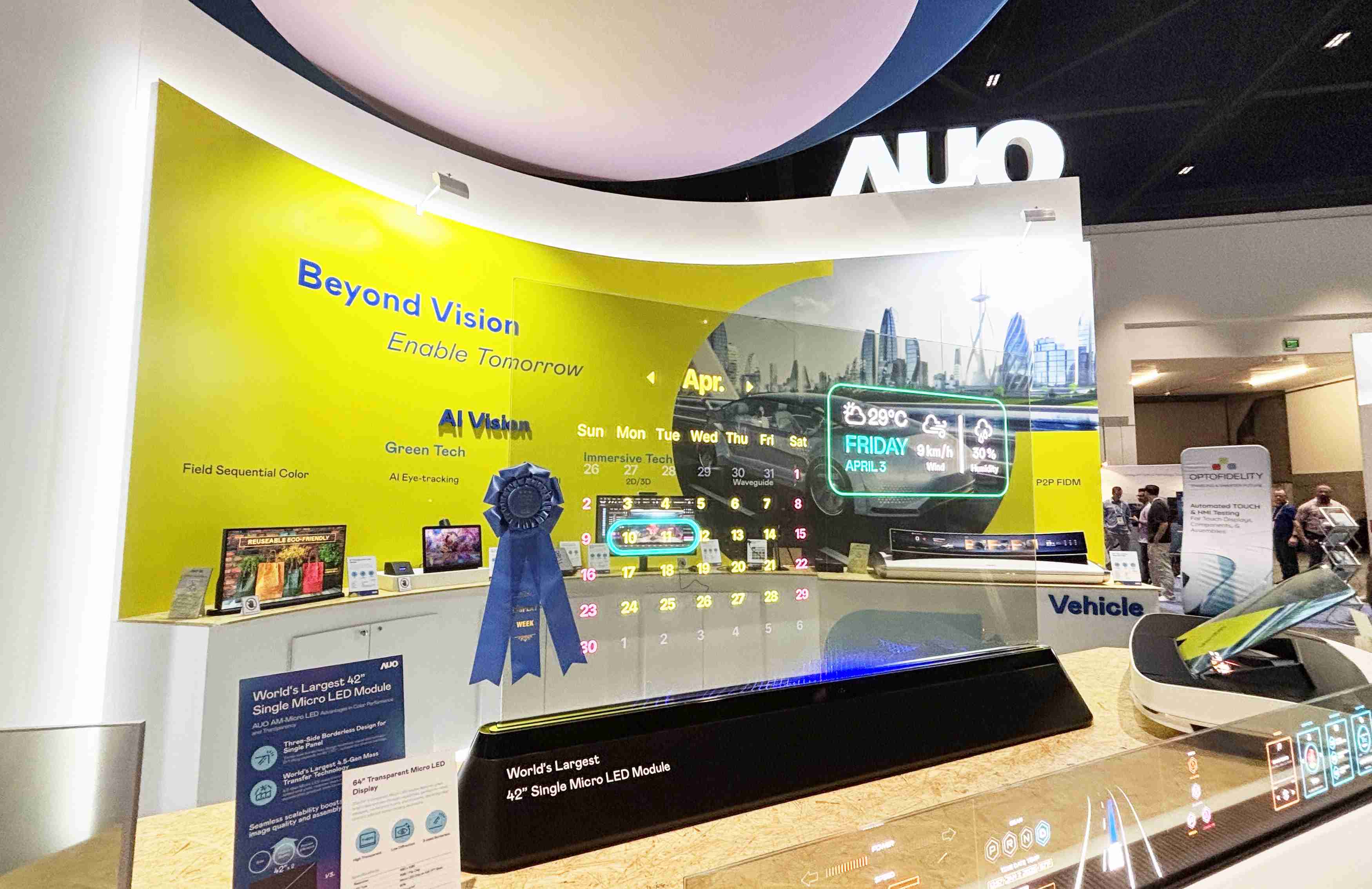 壹号平台64吋透明Micro LED显示器获〝最佳Micro LED技术应用奖〞，，其绝妙的透明穿透特性，，，同时具备1,000 nits的高亮度表现，，，，并透过精细的无缝拼接延伸，，，可依需求灵活应用于多元场域，，，，展现出Micro LED显示技术划时空的无限潜力